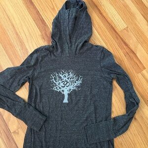 ALO Yoga Charcoal Hooded T-Shirt with Artistic Design size M